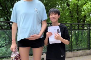 網(wǎng)紅的2米2女朋友酷似韓旭，評(píng)論區(qū)炸鍋??
